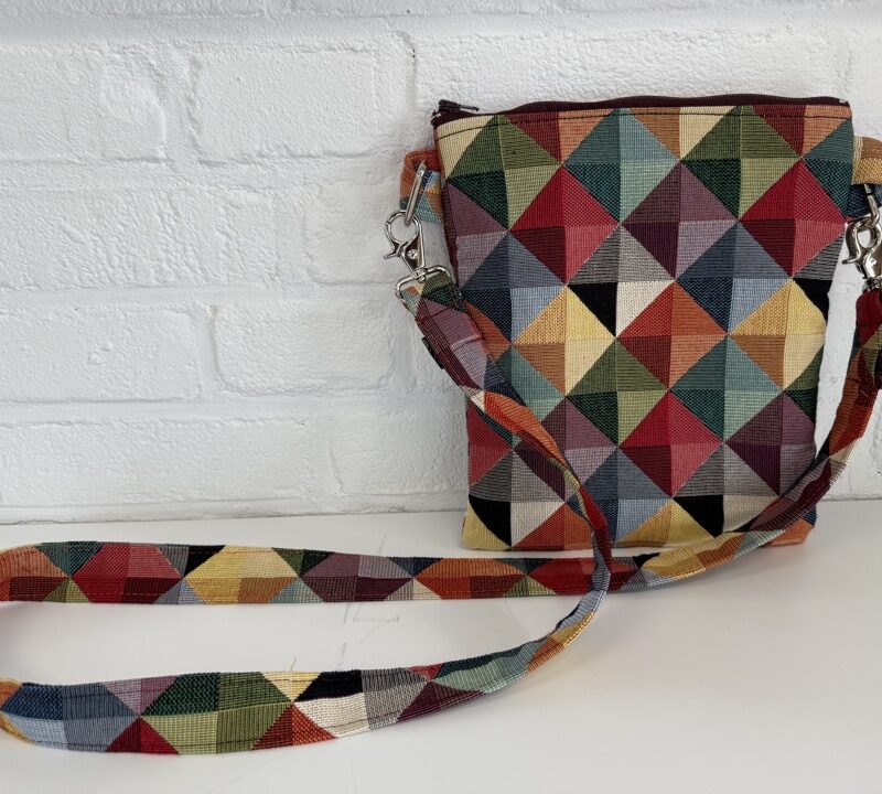 Handgemaakte tas Schoudertas van gekleurde stof.