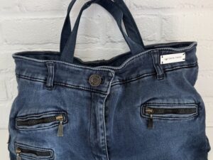 Handgemaakte  Upcycled Denim Handtas – Uniek & Duurzaam Afmetingen: ca. 37cm breed x 25 cm hoog