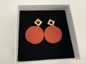 Handgemaakte oorbellen klei oranje rood met goud