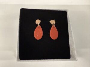 Handgemaakte oorbellen klei oranje rood met goud