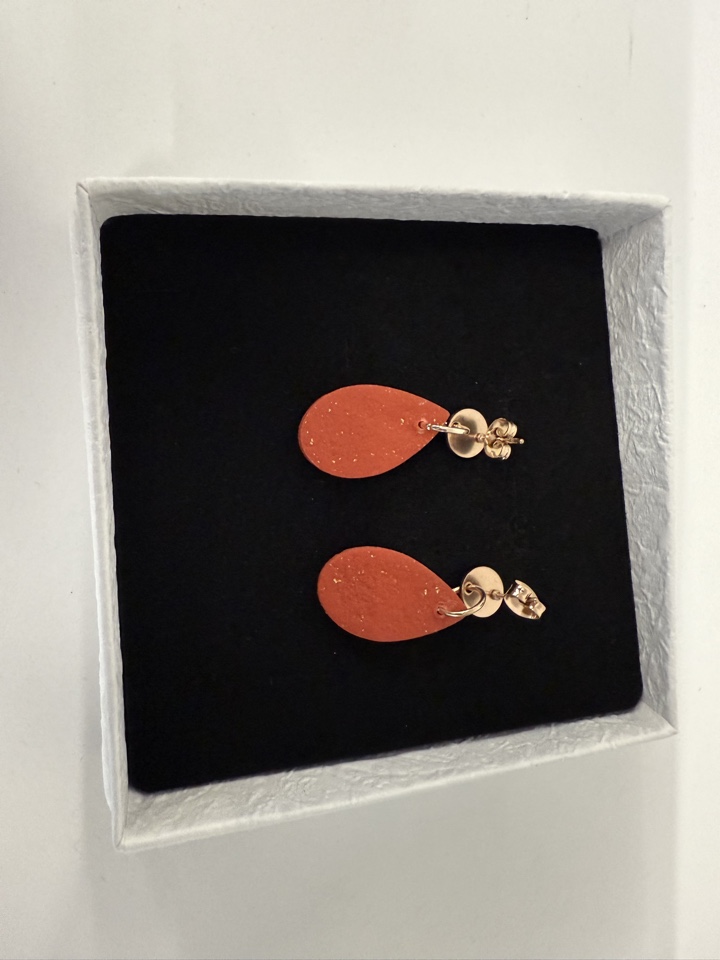 Handgemaakte oorbellen klei oranje rood met goud - Afbeelding 2