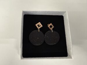 Handgemaakte oorbellen klei zwarte met goud Rond
