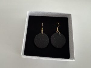 Handgemaakte oorbellen klei zwarte met goud Rond