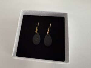Handgemaakte oorbellen klei zwarte met goud