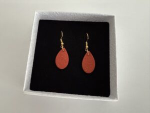Handgemaakte oorbellen klei oranje rood met goud