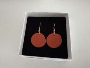 Handgemaakte oorbellen klei oranje rood met goud