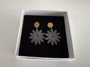 Handgemaakte oorbellen klei charcoal Elegance