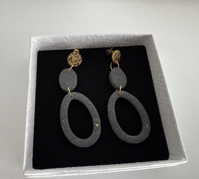 Handgemaakte oorbellen klei charcoal Elegance