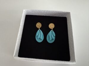 Handgemaakte oorbellen klei Lagoon blue golden leaf