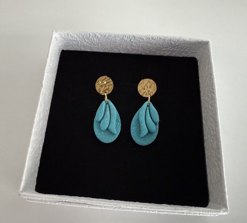 Handgemaakte oorbellen klei Lagoon blue golden leaf