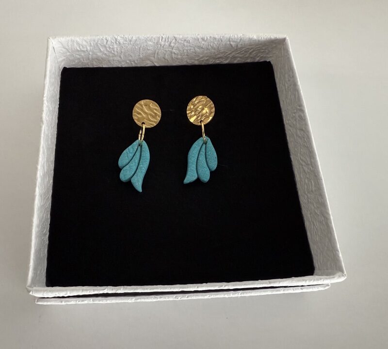 Handgemaakte oorbellen klei Lagoon blue golden leaf