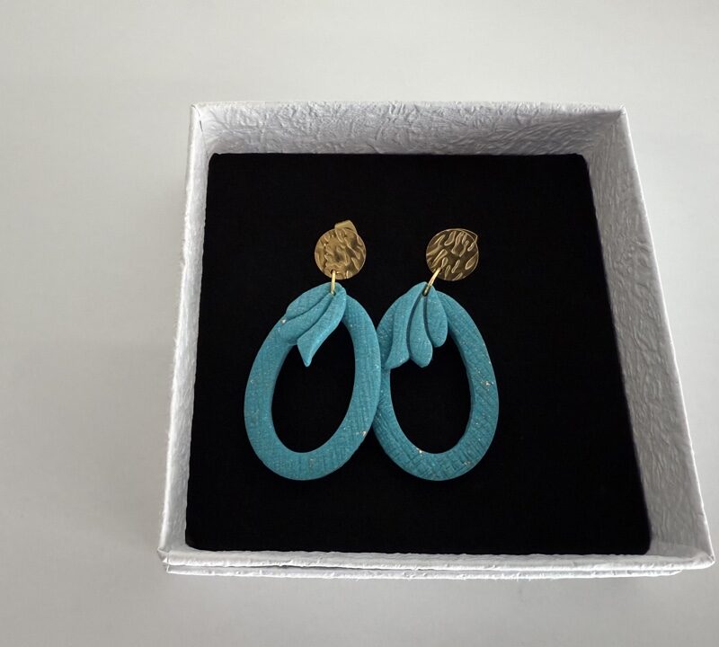 Handgemaakte oorbellen klei Lagoon blue golden leaf