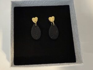 oorbellen klei zwarte met goud druppel vorm