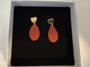 oorbellen klei donker rood met zilver druppel vorm