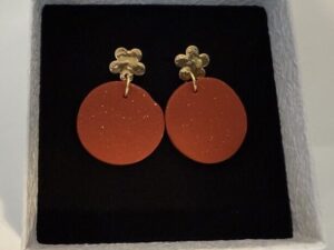 oorbellen klei oranje rood met goud