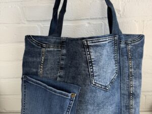 Handgemaakte jeans tas Afmetingen: 40 cm breed x 32cm