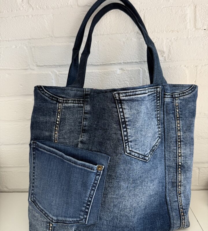 Handgemaakte jeans tas Afmetingen: 40 cm breed x 32cm
