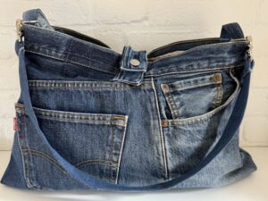 Handgemaakte jeans tas Afmetingen: 38cm breed x 29 x 36cm hoog