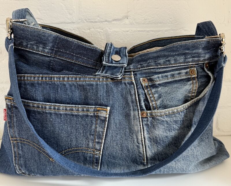 Handgemaakte jeans tas Afmetingen: 38cm breed x 29 x 36cm hoog