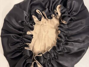 Slapenmutsje satijnstof,zwart, goudkleur